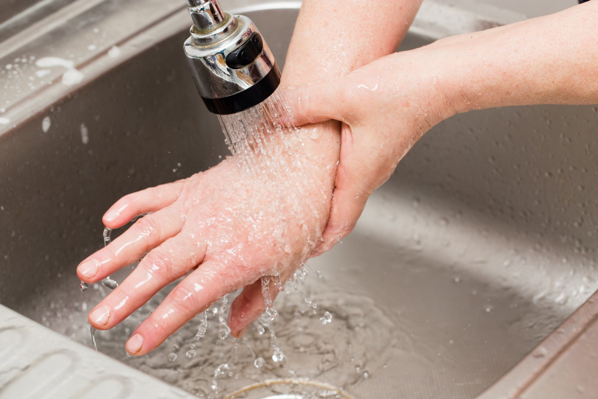 Горячая вода волос. Руки под краном с водой. Мытье рук под краном. Руки под струей воды. Руки под струей воды горячей.